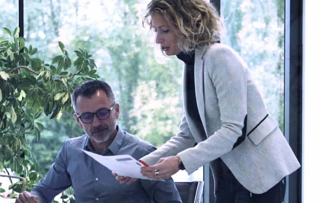Photographie de deux collaborateurs assurant un service client